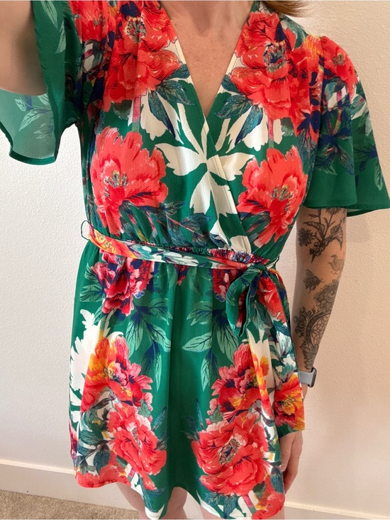 Lulus Dresses & Skirts - Lulus Green Floral Wrap Dress Size Small Tie Waist Flutter Sleeve Mini Dress